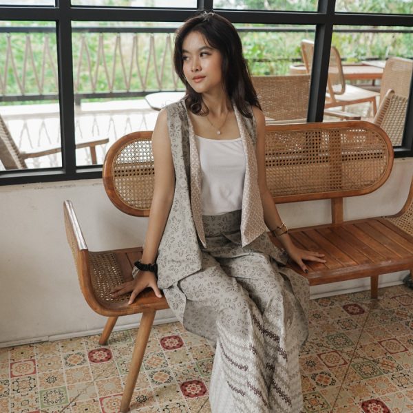 Set Batik Wanita - Outer 2 Sisi Tanpa Lengan dan Celana Kulot Sayap