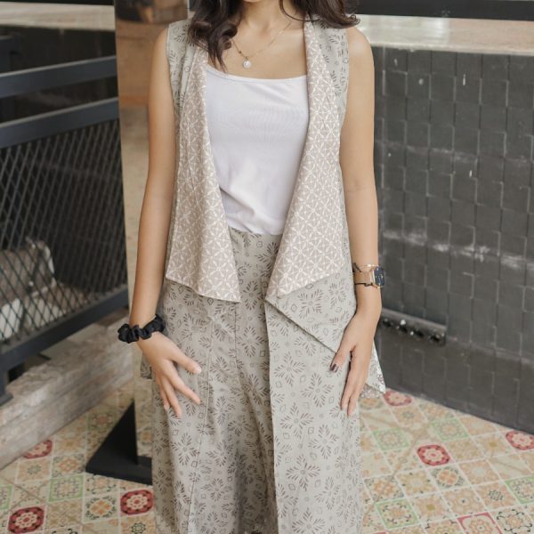 Set Batik Wanita - Outer 2 Sisi Tanpa Lengan dan Celana Kulot Sayap