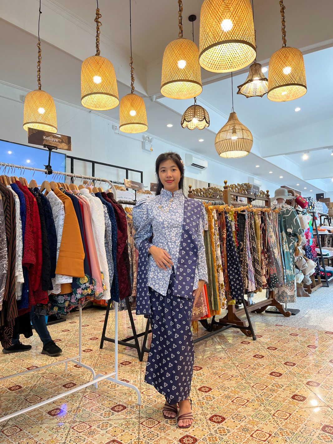 Batik-Wanita-Kebaya-Janggan-Elegan Kebaya Janggan