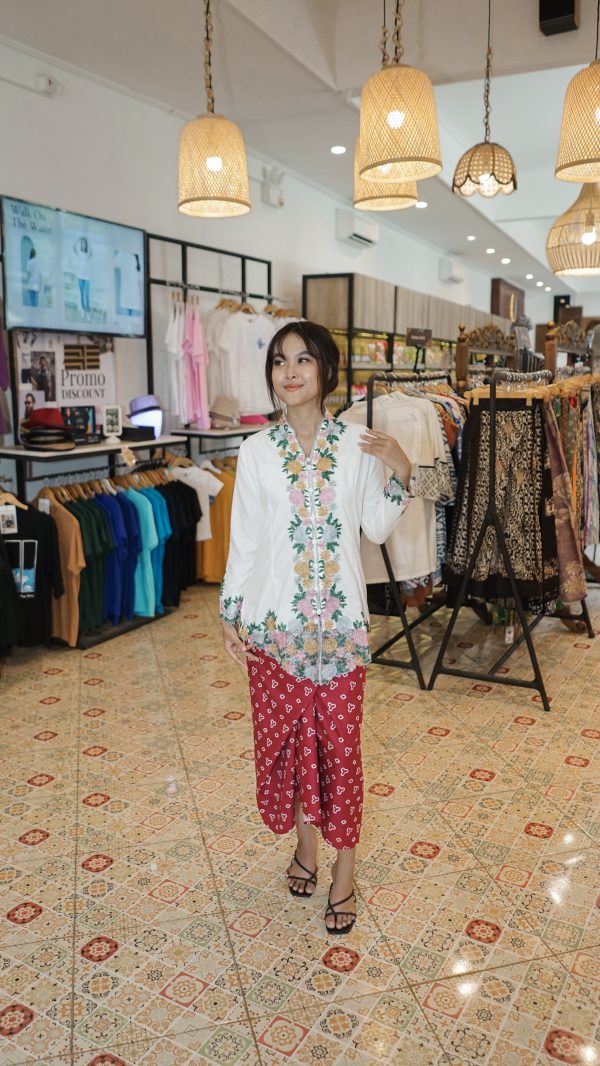 Pesona Anggun Kebaya Encim Bordir Bunga