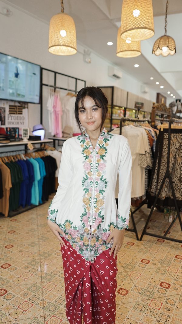 Gaya Feminin Kebaya Encim Bordir Bunga