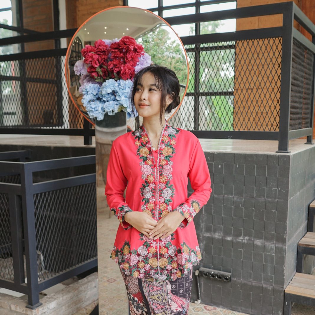 Batik Wanita - Kebaya Encim Bordir Bunga - koleksi Batik, Batik Pria