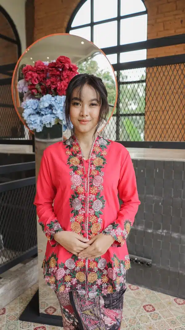 Siluet Elegan Kebaya Encim Bordir Bunga
