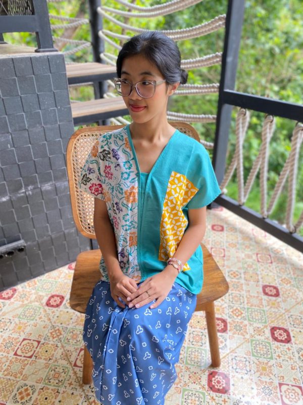 Gaya Santai dengan Dasira Blouse Batik Linen