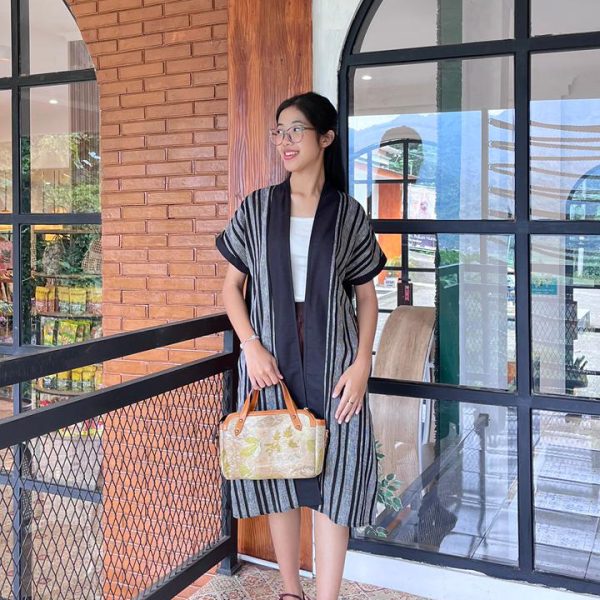 Lori Outer Tunik Hitam tampak samping