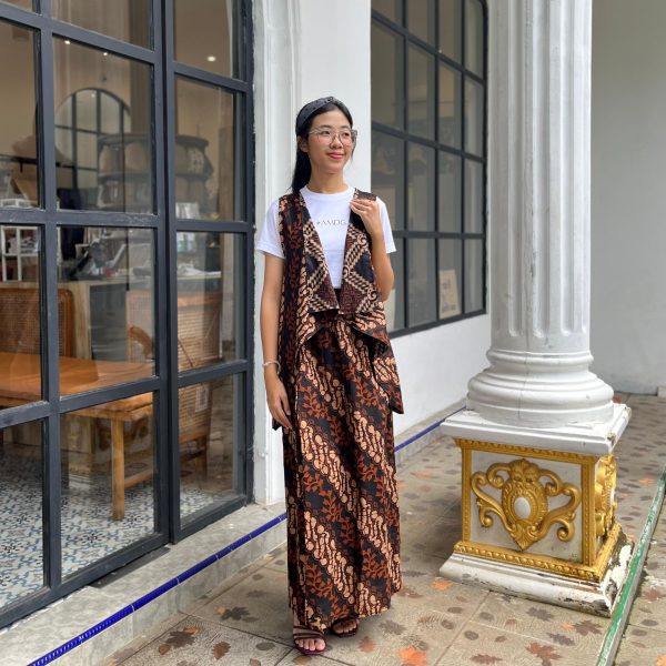 Material katun premium pada One Set Jehan Batik Sogan memastikan kenyamanan beraktivitas