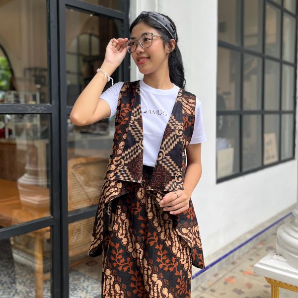 Detail memukau dan jahitan presisi pada One Set Jehan Batik Sogan yang menawan