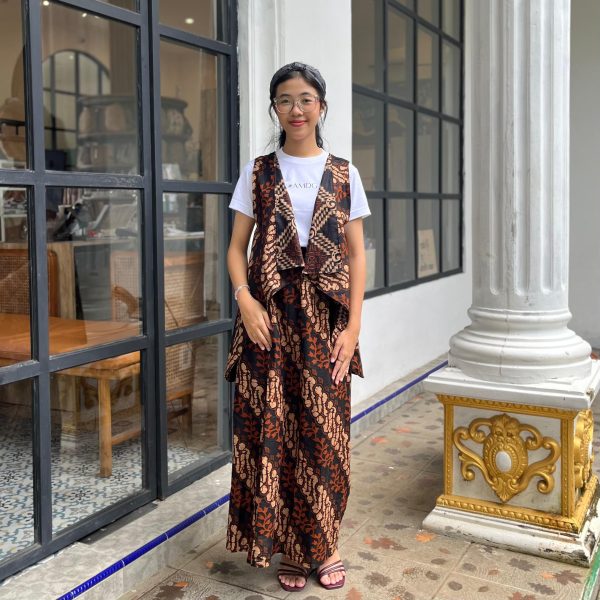 Gaya serbaguna dan fleksibilitas tanpa batas bersama One Set Jehan Batik Sogan