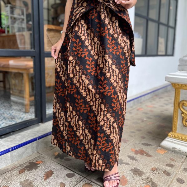 Desain inovatif outer 2-in-1 yang multifungsi dari One Set Jehan Batik Sogan