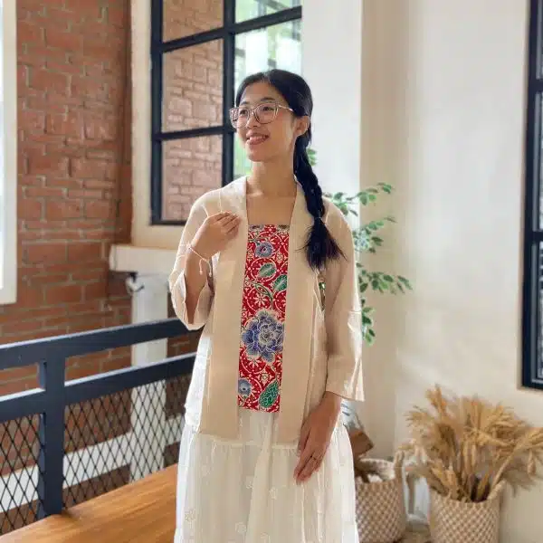 Tampilan Elegan Tarasari Kutubaru Batik Blouse Linen
