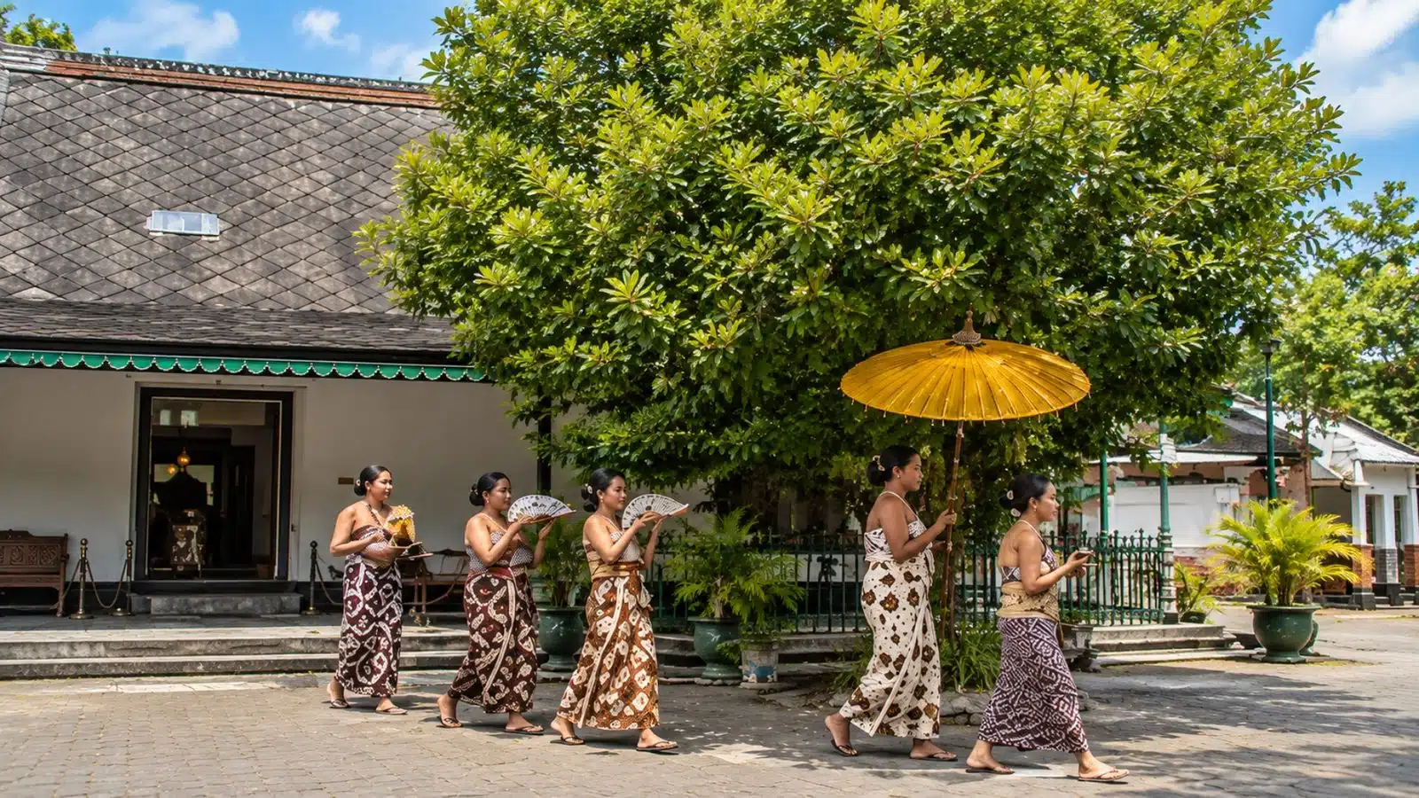 Siluet kebaya janggan potongan ramping dengan kancing menyamping