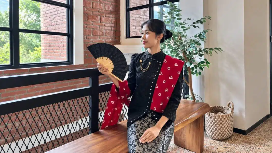 Detail kerah tinggi kebaya janggan klasik berwarna gelap