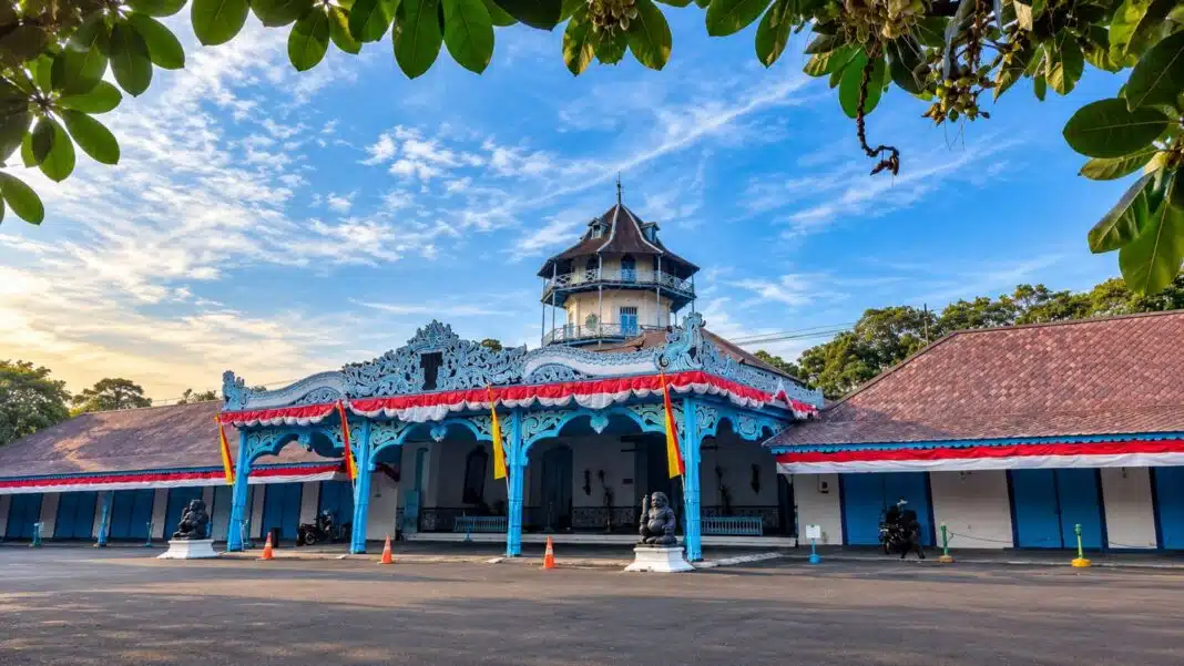 Batik truntum berasal dari Keraton Surakarta: bangunan keraton berwarna biru putih dengan menara di belakangnya