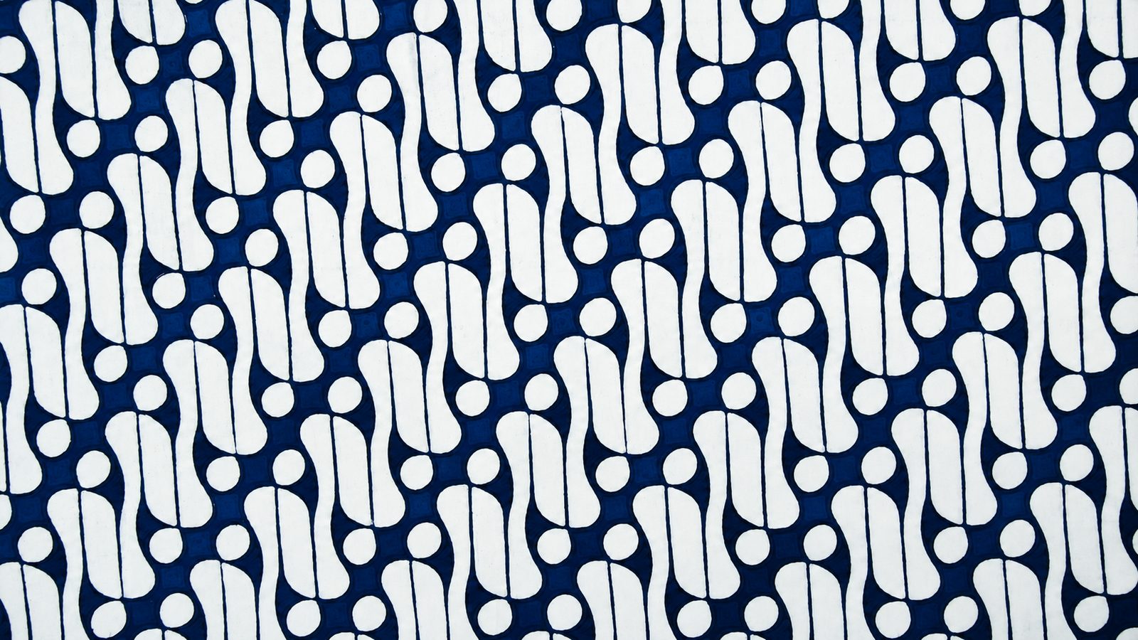 Ilustrasi detail motif batik parang biru tua dan putih dengan pola diagonal